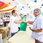 Vecinos recogen la tajada cocida en las cuadrillas durante la mañana del domingo.