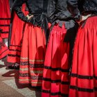 Piñorros, calderas y el ritmo de las peñas bajo el sol de San Juan en el día de más esplendor.
