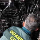 Un agente de la Guardia Civil analiza un vehículo.