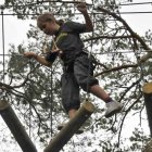 Los circuitos de VinuesAventura incluyen puentes colgantes, pasarelas y juegos entre árboles adaptados a distintos niveles de dificultad.