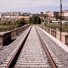 Vista parcial de la vía férrea que atraviesa el viaducto sobre el río Golmayo.
