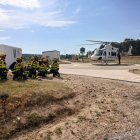 Bomberos de la BRIF de Lubia listos para embarcar en uno de los helicópteros de la base.