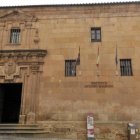 El histórico Instituto Antonio Machado se encuentra en la plaza del Vergel, uno de los espacios por los que discurre la Calle Aduana Vieja, una de las vías con más historia de Soria.