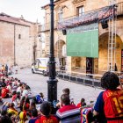 La pantalla gigante instalada en la Plaza Mayor atrajo a una afición entregada