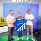 Dani Nieto posa con la elástica del Calasanz junto a los directivos Eduardo Madurga y Gonzalo Irigoyen.