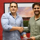 El responsable de Canal 9, Héctor Izquierdo, y el gerente del Numancia, Sergio Gaya, durante la firma del acuerdo.