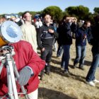 Imagen de archivo de un grupo de personas contemplando un eclipse en Fuentesaúco (Zamora).