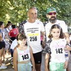 Fermín Cacho junto a unos participantes momentos antes de la prueba.