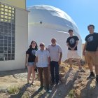 Miguel Latorre y José Javier Gómez Pardo junto a los tres estudiantes.
