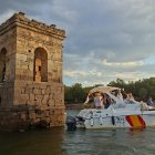 Una de las embarcaciones junto a la torre de la Muedra en el embalse de la Cuerda del Pozo.