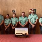 Agentes de la Guardia Civil posan con la placa de reconocimiento entregada por Noviercas.