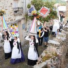 Vecinos y visitantes celebran la tradicional festividad de las Mondidas en la localidad soriana de Sarnago.