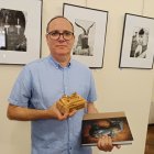 Pascual Marín posa con el primer premio del Certamen de Fotografía de Castilla y León.