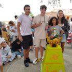 Los ganadores posan con sus caracoles.