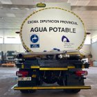 Camión de reparto de agua de la Diputación Provincial.