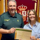 La alumna con un agente de la Comandancia de Soria.