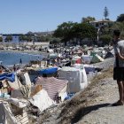 Tiendas de campaña en la playa del Trampolín de Ceuta.