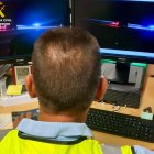Un agente de la Guardia Civil de Tráfico vigila la circulación en unas pantallas.