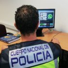 Un agente de la Policía Nacional observa dos pantallas.