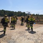 Efectivos de la BRIF de Lubia se disponen a embarcar en sus helicópteros en la tarde de este viernes.