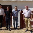 Los novilleros en la plaza de Deza.