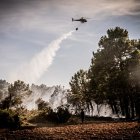 Un helicóptero descarga sobre el incendio declarado el 1 de julio en Tardelcuende.