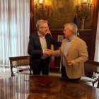 El ministro de Hacienda, Arcadi España, y el alcalde de Soria, Javier Antón.