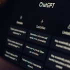 La inteligencia artificial se convierte en una herramienta para transformar relatos y recuerdos transmitidos por los vecinos en nuevas representaciones visuales.