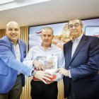 Samuel Moreno, Juan José Delgado Soto y José Ignacio Jiménez Ramos, ayer en  el pegado simbólico de la pegatina 30 millones.