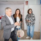 El alcalde visita el centro social de Los Royales.