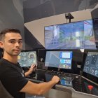 Alberto Montón en el simulador de la Escuela de Maquinistas de Renfe en Zaragoza.