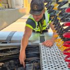Guardia civil inspeccionando el motor del vehículo.