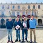 Los representantes de Soria Ya en la plaza Mayor de Soria.