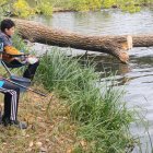 Pescadores compitiendo a las orillas del Duero durante el torneo patronal.