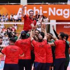 Alberto Toribio es subido a hombros por sus jugadores tras lograr Pakistán la medalla de bronce.