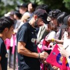 Pablo Machín firma autógrafos a aficionados nipones.