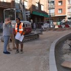 El alcalde, Javier Antón, visita la nueva rotonda de la plaza del Rosario.