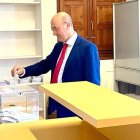 Jesús Alonso votando en las elecciones municipales de 2023.