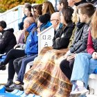 Personas tapándose ayer en Soria en un partido de fútbol.