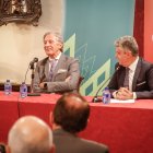 Jesús Álvarez llenó ayer el Casino Amistad Numancia en un acto que despertó una gran expectación. En la imagen junto a José María Díez.
