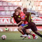 Jorge Domínguez intenta zafarse de dos rivales en el partido ante el Atlético de Madrid C.