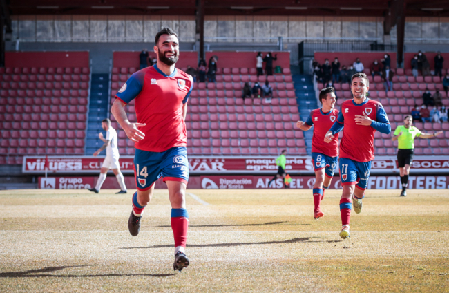 Lupu quiere ante el Ehea seguir celebrando goles con la camiseta del Numancia. GONZALO MONTESEGURO