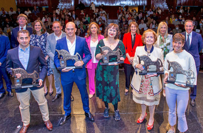 Los premiados en la gala de los Premios Numancia 2022 arropados por quienes les entregaron los galardones. MARIO TEJEDOR