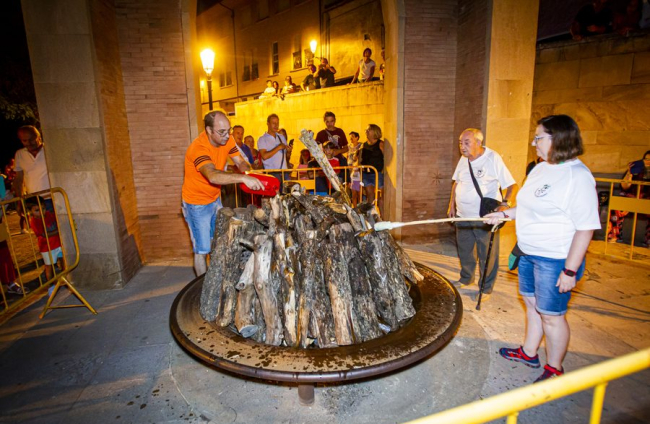 La AAVV de San Pedro reparte migas por las fiestas de San Lorenzo - MARIO TEJEDOR