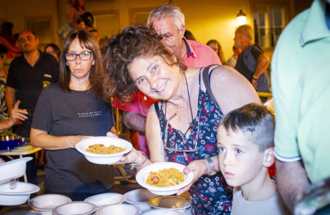 La AAVV de San Pedro reparte migas por las fiestas de San Lorenzo - MARIO TEJEDOR