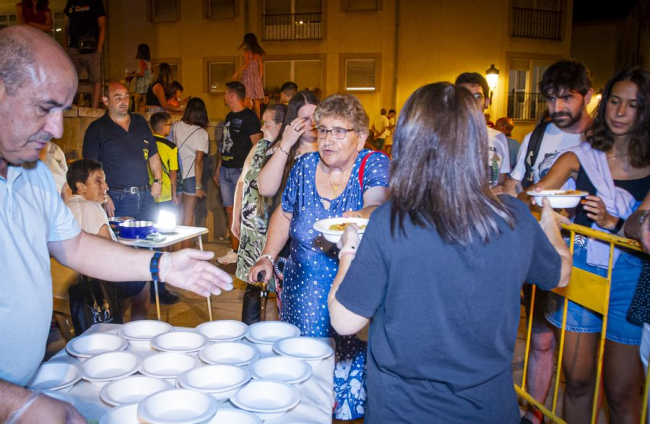 La AAVV de San Pedro reparte migas por las fiestas de San Lorenzo - MARIO TEJEDOR