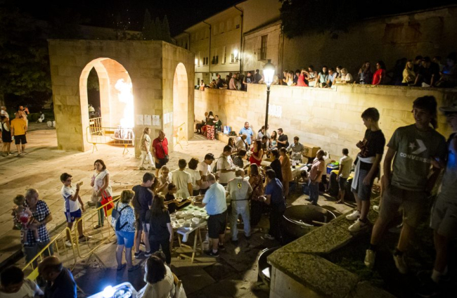 La AAVV de San Pedro reparte migas por las fiestas de San Lorenzo - MARIO TEJEDOR