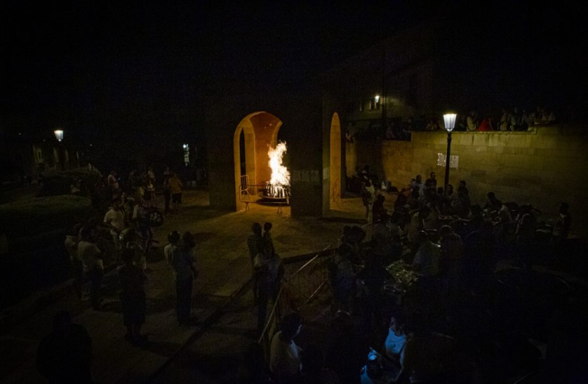 La AAVV de San Pedro reparte migas por las fiestas de San Lorenzo - MARIO TEJEDOR
