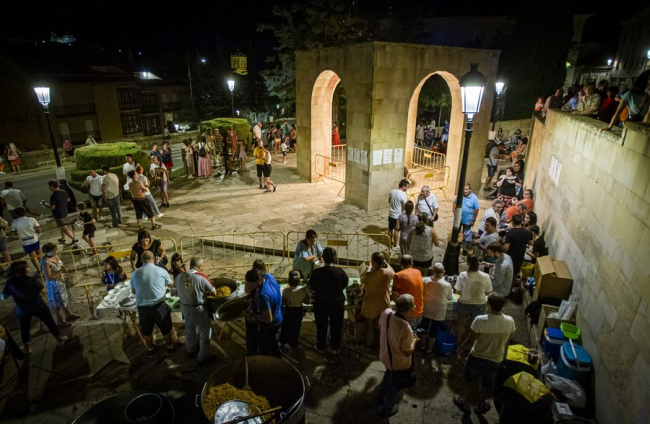 La AAVV de San Pedro reparte migas por las fiestas de San Lorenzo - MARIO TEJEDOR