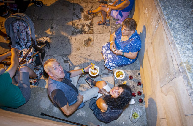 La AAVV de San Pedro reparte migas por las fiestas de San Lorenzo - MARIO TEJEDOR